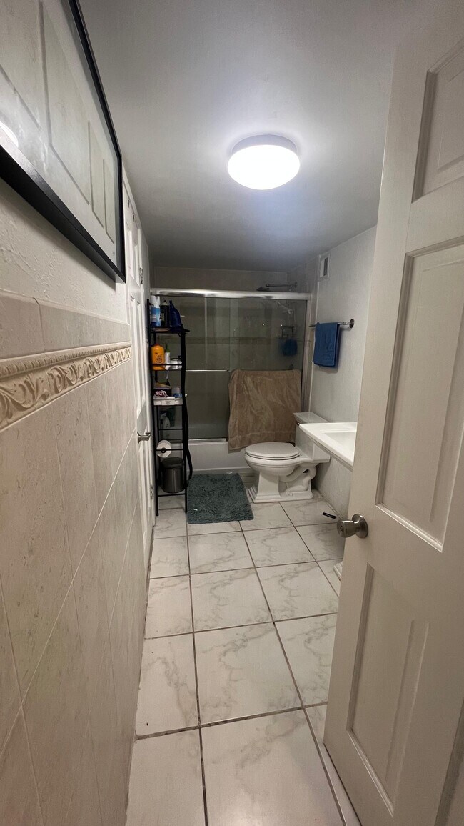 Building Photo - 1301 NE Miami Gardens Dr