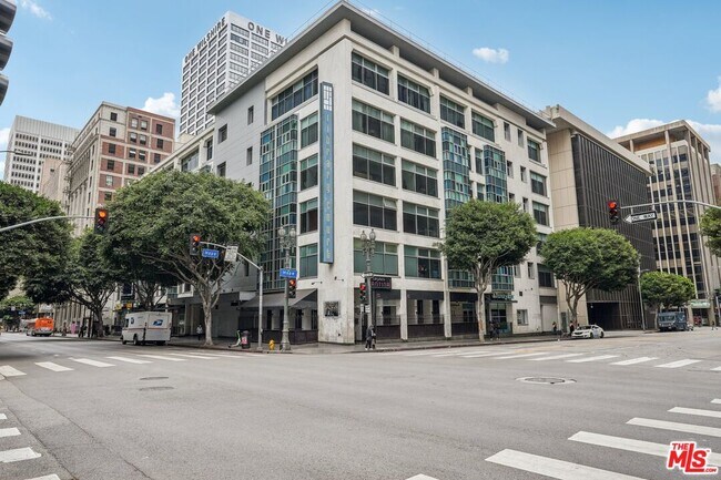 Building Photo - 630 W 6th St