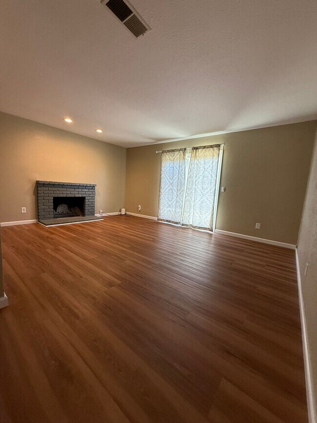 Building Photo - *Beautifully Updated 4 Bedroom, 2 Bathroom Home in Fairfield!*
