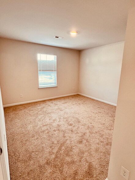 Building Photo - 7136 Maple Run Cir