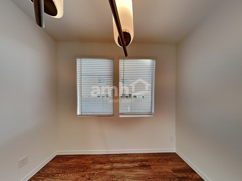 Building Photo - 831 S 150th Dr