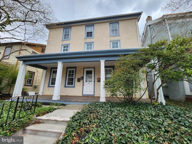 Building Photo - 129 Shearer St