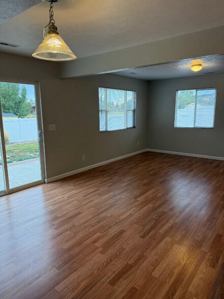 Building Photo - 2736 Koven Dr