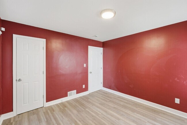 Building Photo - Holiday Special Reduce Rent