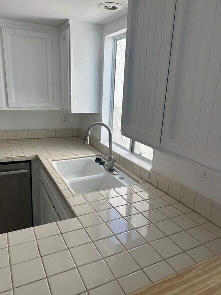 Building Photo - 244 Melrose Dr