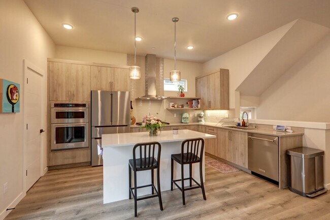 Building Photo - Beautiful and Spacious 4bd/4ba Townhome Av...