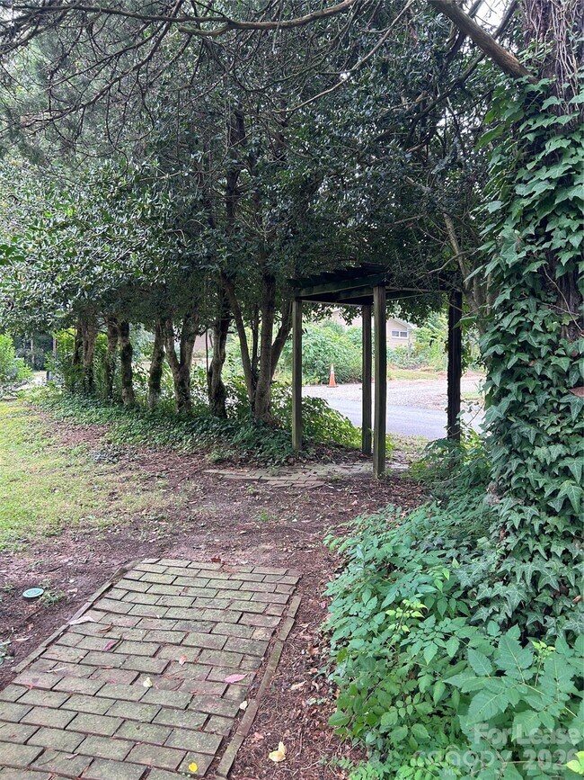 Building Photo - 204 Grey Rd