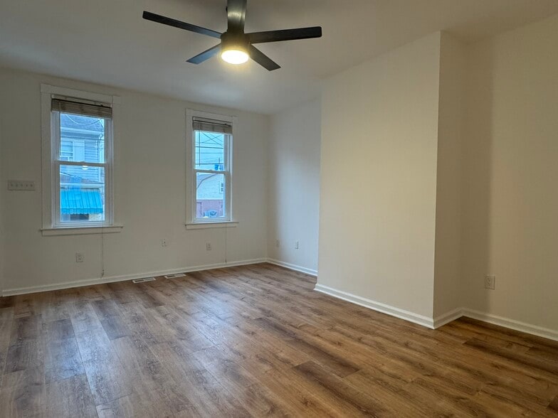 Building Photo - 16 Sycamore St