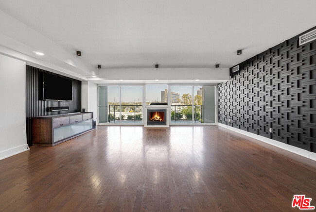 Building Photo - 13600 Marina Pointe Dr