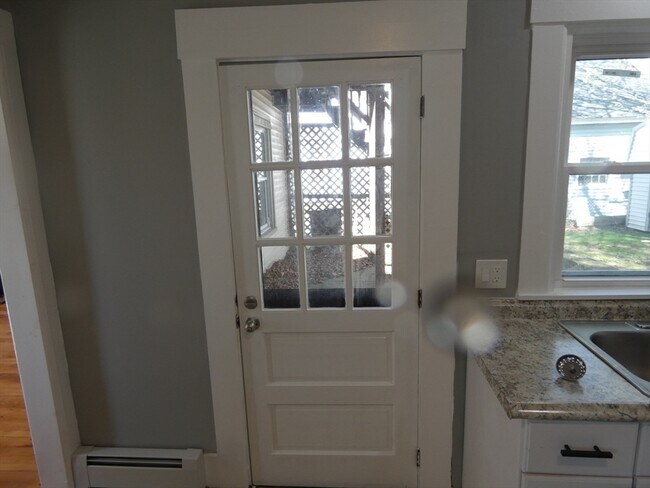 Building Photo - 94 Maple St