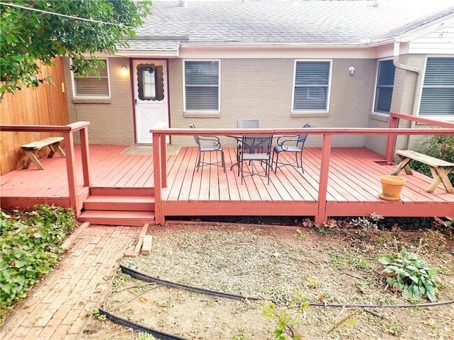 Building Photo - 585 Classen Dr