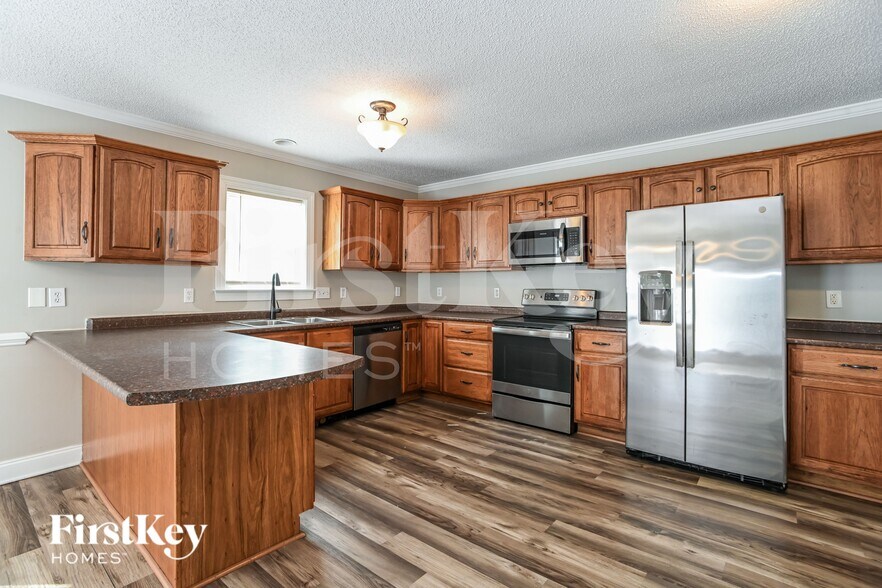 Building Photo - 811 Willow Ln