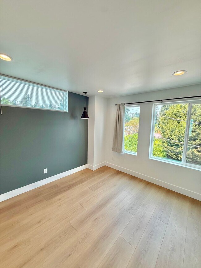 Building Photo - Spacious 3-Bedroom Townhome in the Heart of Greenwood