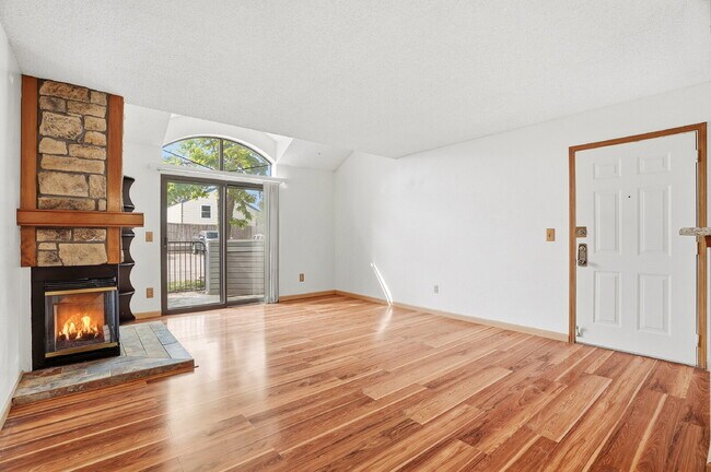 Building Photo - $1,795.95 - 2 Bed, 2 Bath Condo in Aurora with Central AC, and In Unit Laundry!