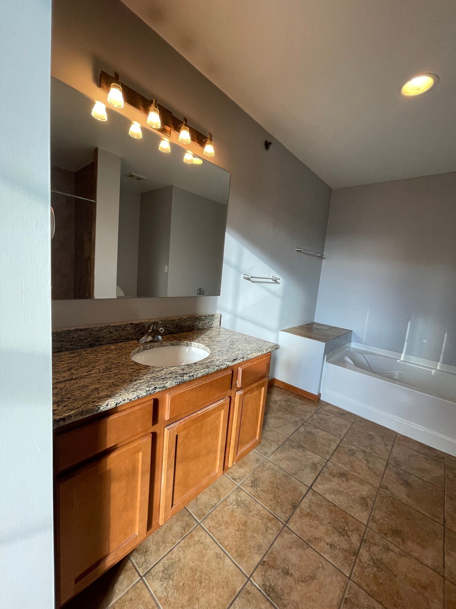 Master en-suite bath with soaker tub & stand up shower - 2003 Brooklyn St