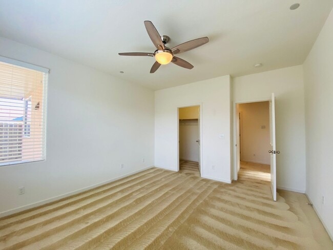 Building Photo - $2,250 International & Chestnut 3 Bed - N....