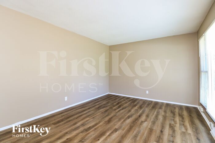 Building Photo - 740 Lilac Dr