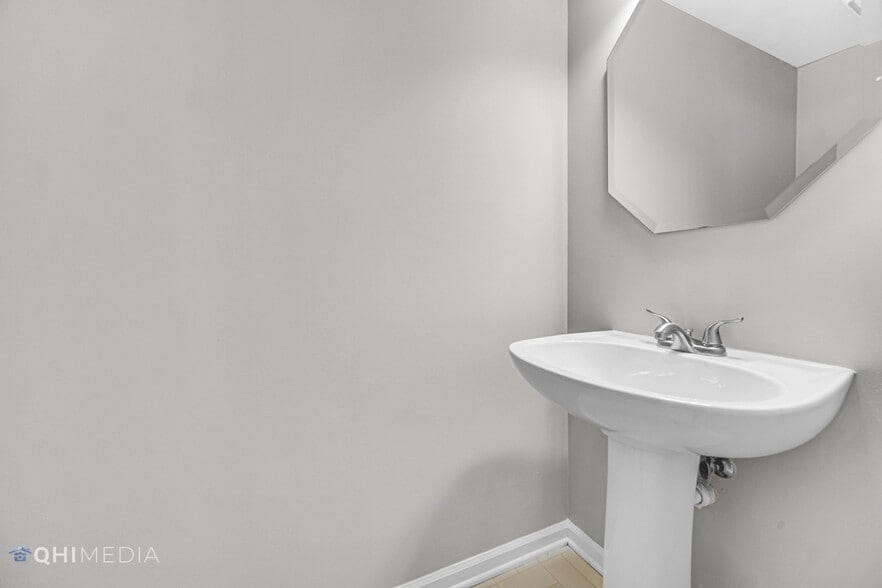 Building Photo - 425 Monmouth Ct