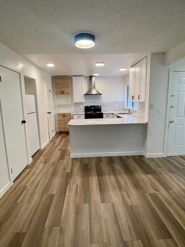 Building Photo - Fully updated/renovated unit NO GARAGE 1 B...