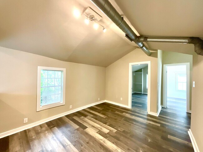 Building Photo - Spacious 2-Bedroom Home Steps from Restaur...