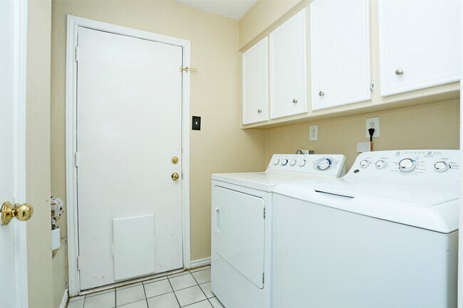 Building Photo - 2410 Chanay Ln