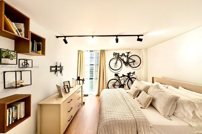 Building Photo - 3401 N Country Club Dr