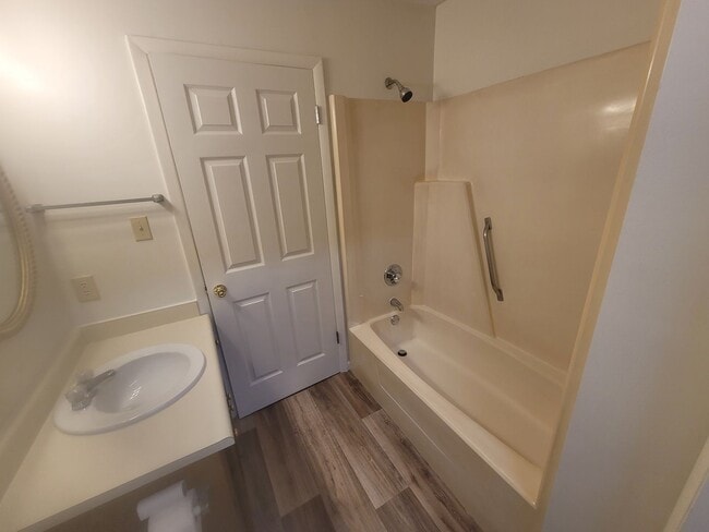 Building Photo - 2 bedroom Ground Floor!