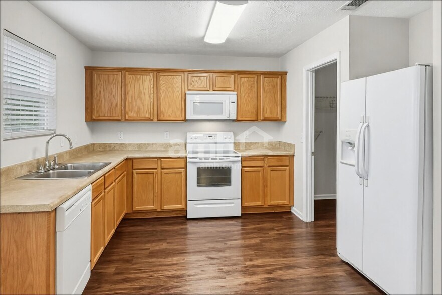 Building Photo - 1316 Roxbury Ct