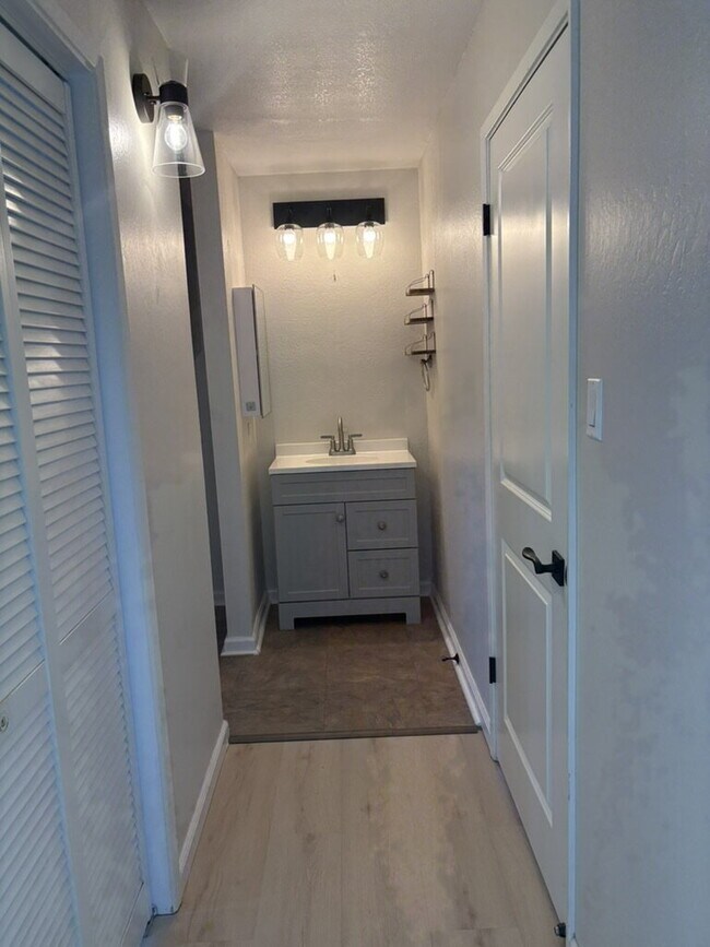 Building Photo - Updated Lauriedale 1 bd/1 ba Condo | Cats Welcome | Pools, Gym & Covered Parking | 10' x 10' Stor...