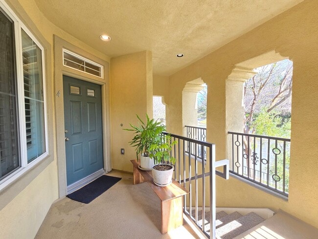 Building Photo - Beautiful Upgraded 2 Bedroom 2 Bathroom Townhouse in Gated Community – Santa Clarita