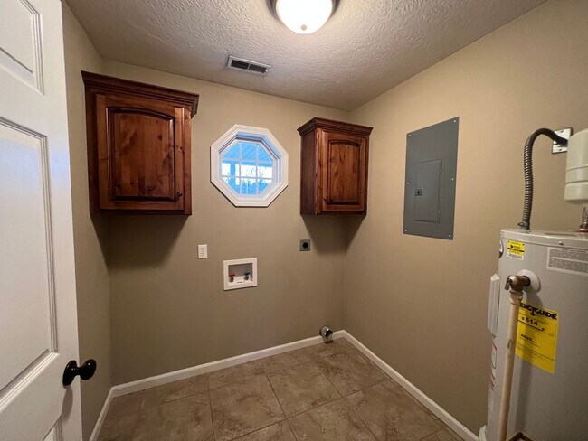 Building Photo - Single Family Home with  Guest House!