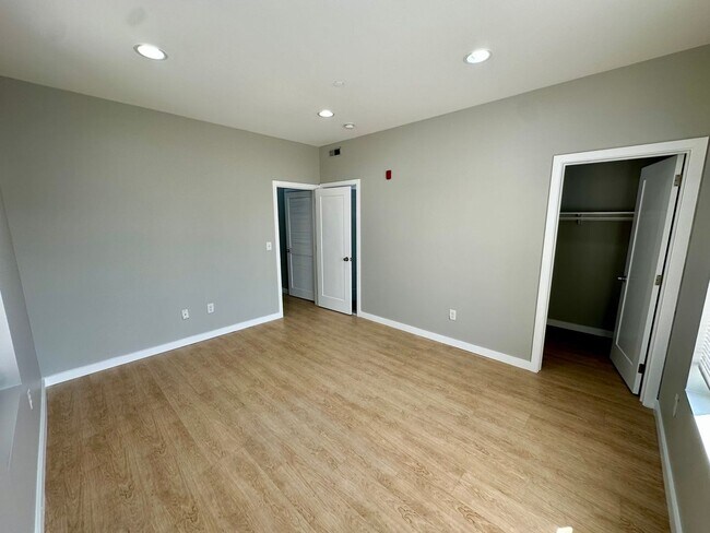 Building Photo - 1507 W Oxford St