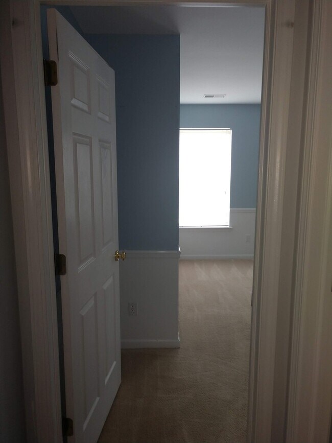 Building Photo - Upper Condo in Woodside Meadows