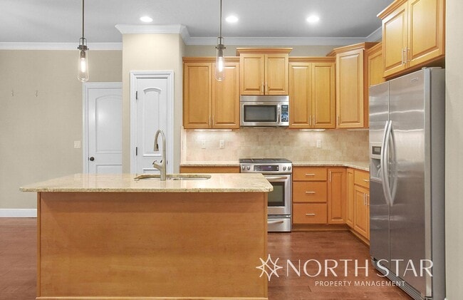 Building Photo - Beautiful Craftsman in Lake Oswego