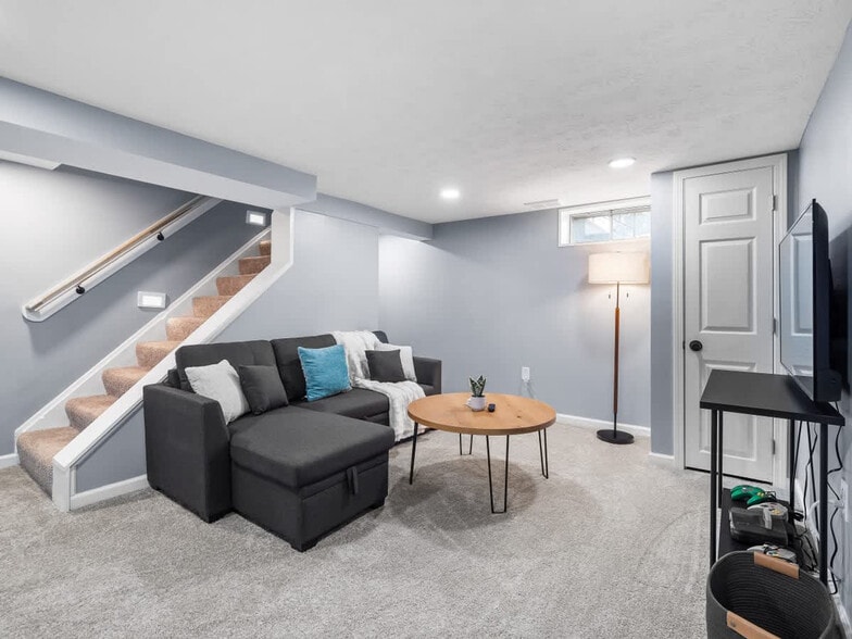 Building Photo - 1906 N Leavitt Rd