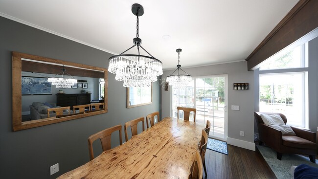 Building Photo - 3 Bed 3 Bath - Upgrades Throughout - Small...