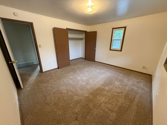 Building Photo - Spacious 5-Bedroom Home for Rent in Sioux ...