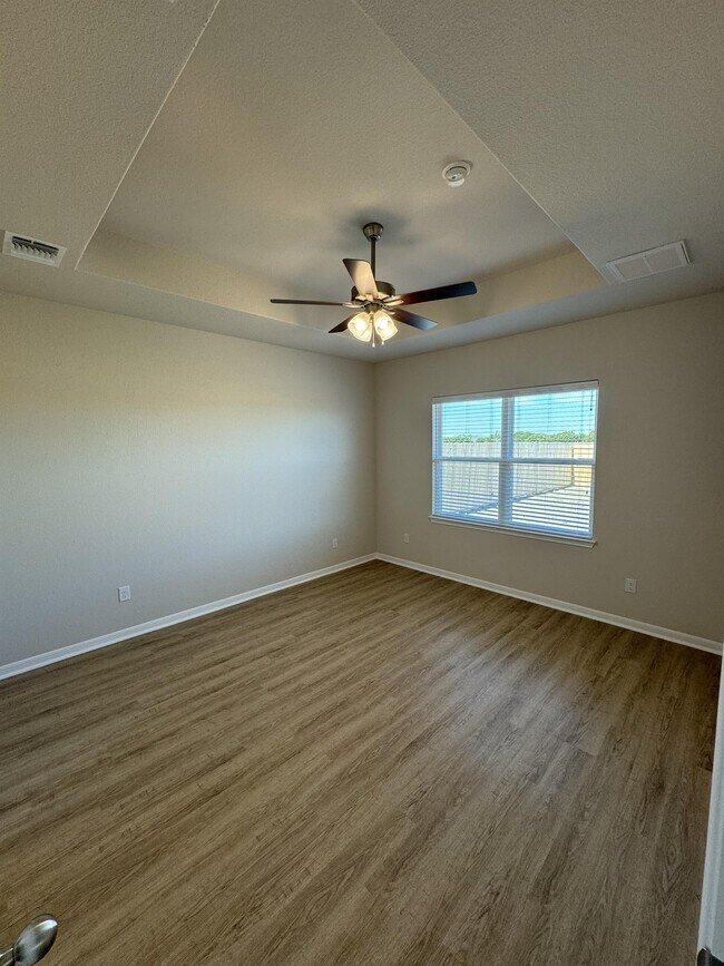 Building Photo - 8810 Happy Vly Dr