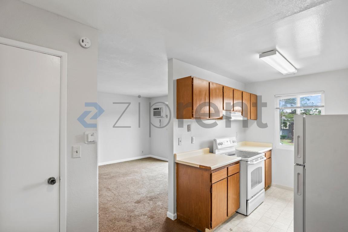 Building Photo - 1185 Meadow Ln