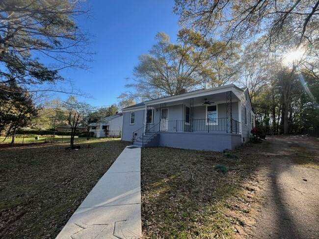 Building Photo - Newly renovated 2 bedroom 1 bath house!