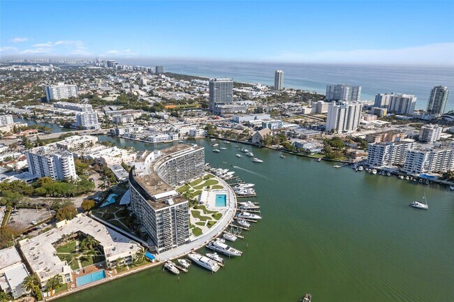 Building Photo - 900 Bay Dr