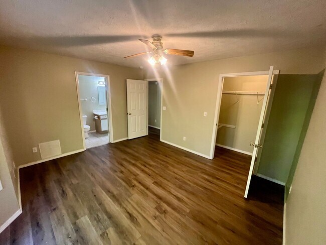 Building Photo - 1327 Carriage Ct