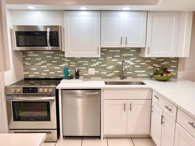 Building Photo - 3010 N Course Dr