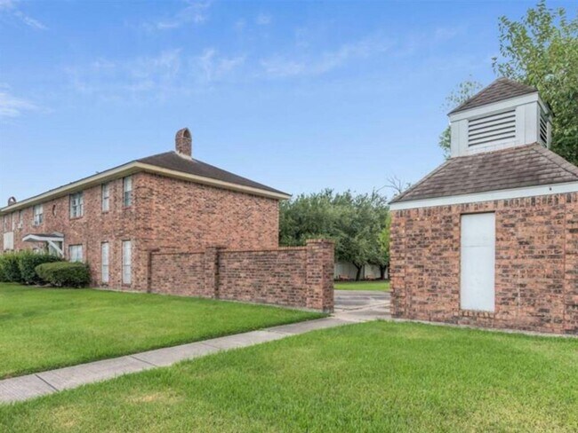 Primary Photo - 3002 Strawberry Rd