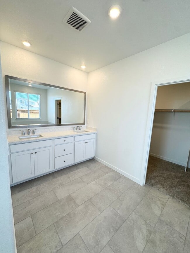 Building Photo - 5372 Island Yacht Wy