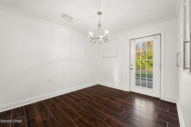 Building Photo - 1528 Oak Ave