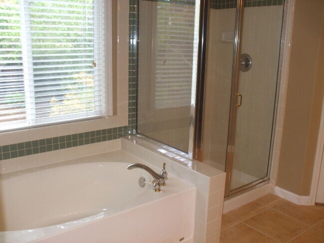 Building Photo - Swan Lake - Gated in Granite Bay