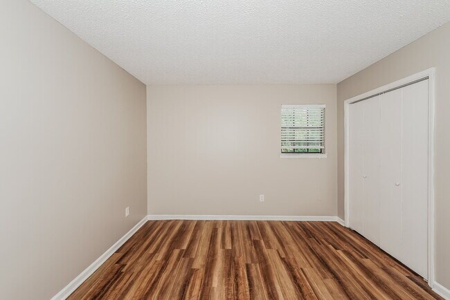 Building Photo - 5823 Willow Crest Dr