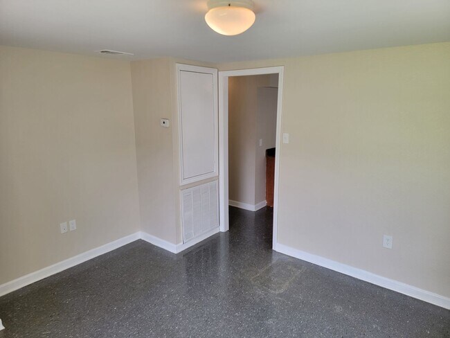 Building Photo - 925-927 Flood St