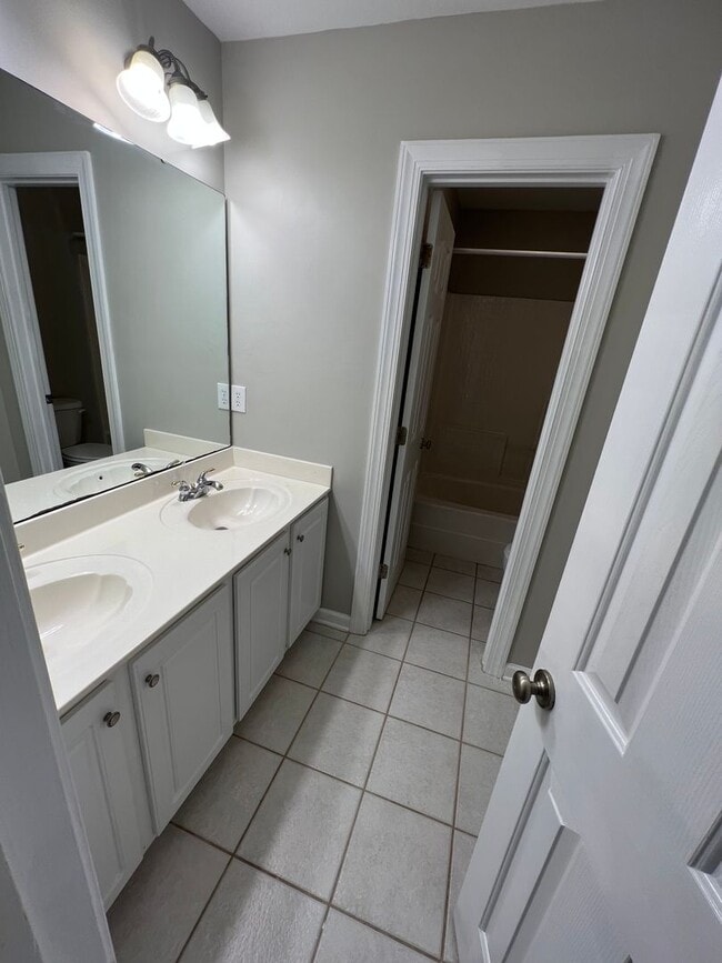 Building Photo - Beautiful 5 bedroom Executive Home In Wakefield